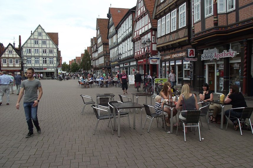 Blick in die Fu&szlig;g&auml;ngerzone der Stadt Celle mit ihren vielen Cafes und bedeutsamen historischen Besonderheiten