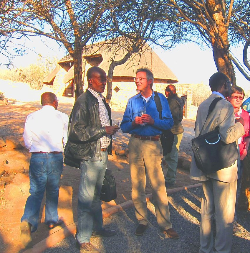 Professor Genske im Gespr&auml;ch auf der Exkursion in die Steppe Botsuanas