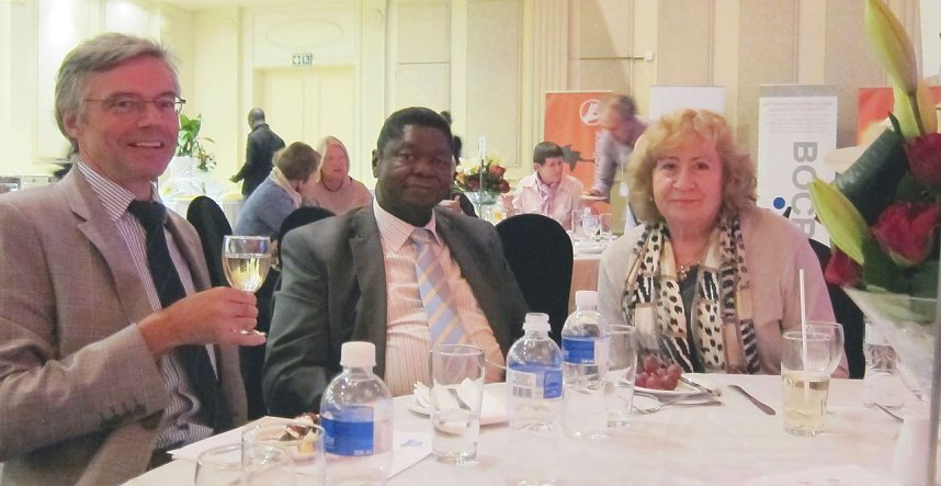 Professor Genske im Gespr&auml;ch mit Professor Anderson von der Universit&auml;t von Botsuana, einem der Organisatoren der Tagung