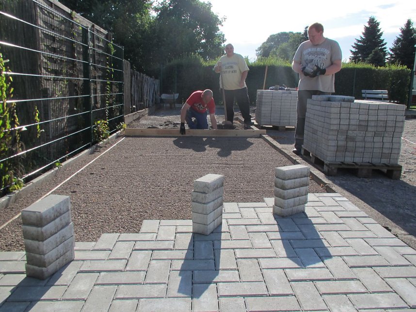 Gro&szlig; hilft Klein