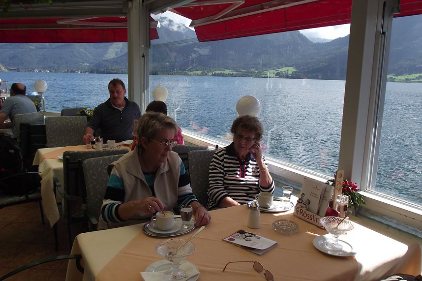 Jutta�B&ouml;senberg�aus Heringen und Gudrun K&auml;mmer w&auml;hrend einer ausgiebigen Schifffahrt auf dem Mondsee.