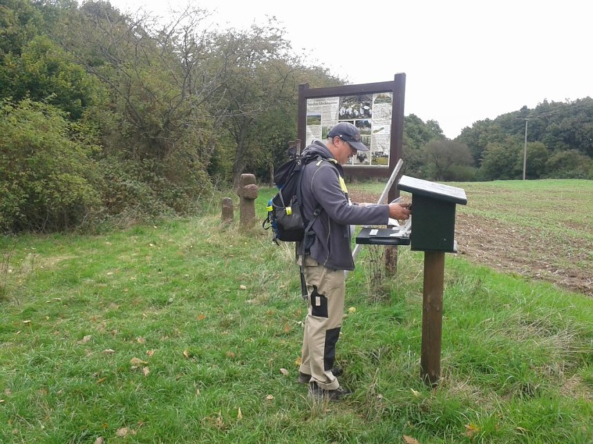 Oliver Mieth am ersten Stempel der Tour, 198, Glockensteine bei Steigerthal, ca. km 5