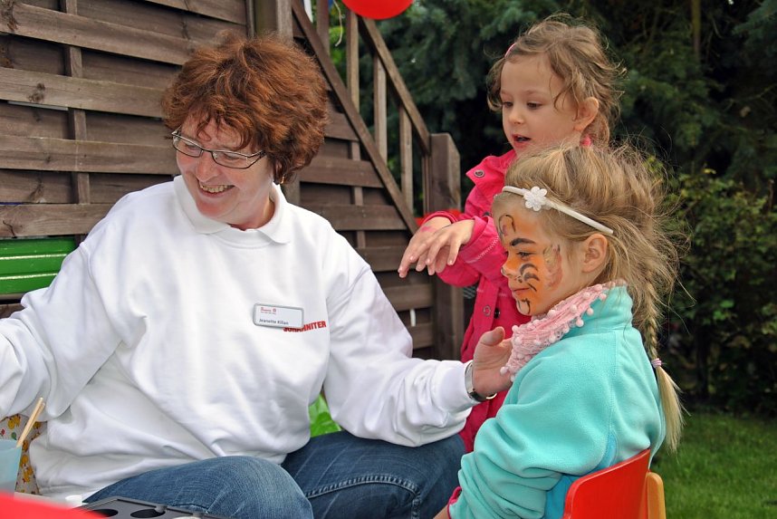 Beim Kinderschminken bewiesen die Erzieher ihr Geschick mit Pinsel und Farbe und zauberten den Kindern bunte Masken aufs Gesicht.