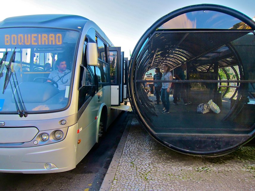Futuristische Bushaltestelle in Curitiba