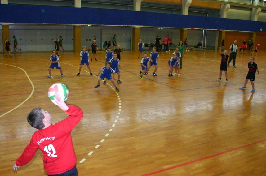 Zweifelderball in der Ballspielhalle