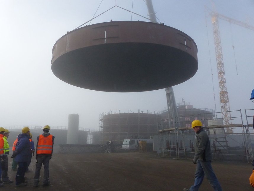 Der Deckel wird draufgesetzt