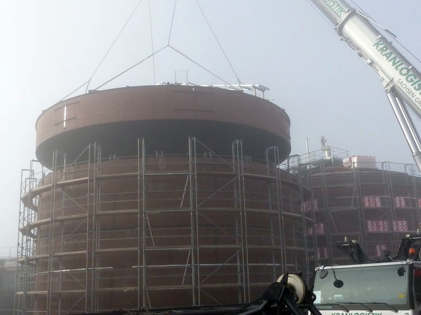 Der Deckel wird draufgesetzt