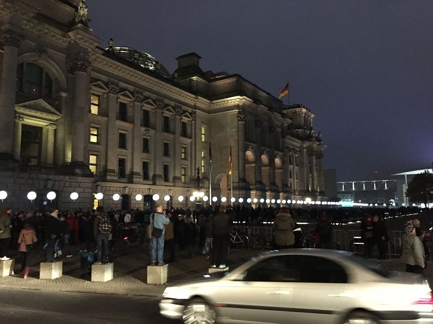 Die Mauer geht in die Luft