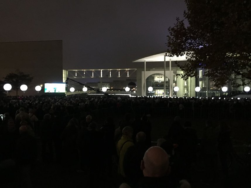 Die Mauer geht in die Luft