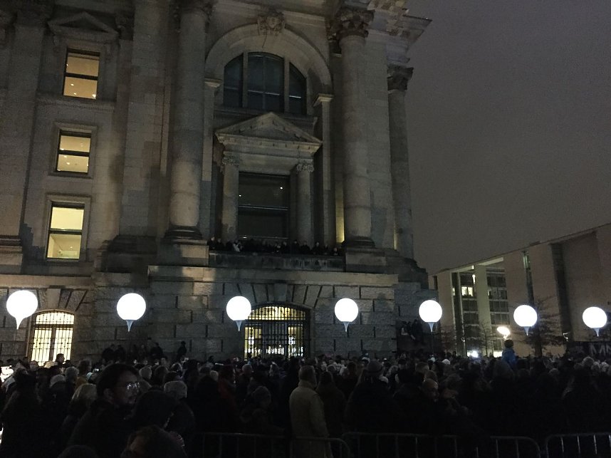 Die Mauer geht in die Luft