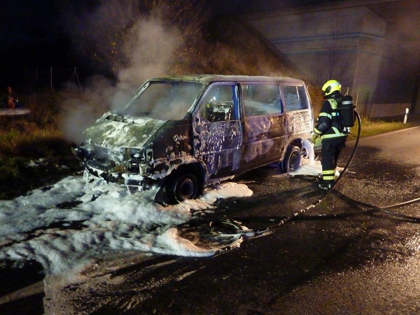 Ein Kleintransporter brennt bei Nordhausen v&ouml;llig aus.