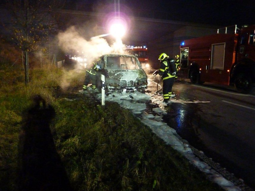 Ein Kleintransporter brennt bei Nordhausen v&ouml;llig aus.
