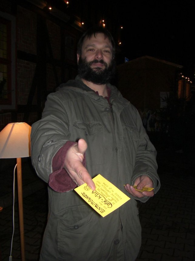 Der Handwerkermarkt vor der Blasii Kirche ist die Alternative zum Trubel auf dem Weihnachtsmarkt vor dem Theaterplatz