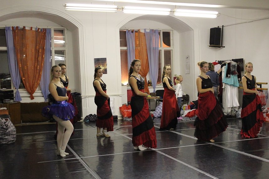 Die Eleven des Tanzstudios Radeva &uuml;ben die "Schneek&ouml;nigin" ein