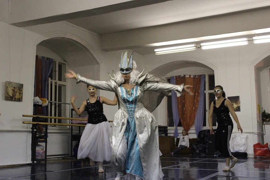 Die Eleven des Tanzstudios Radeva &uuml;ben die "Schneek&ouml;nigin" ein