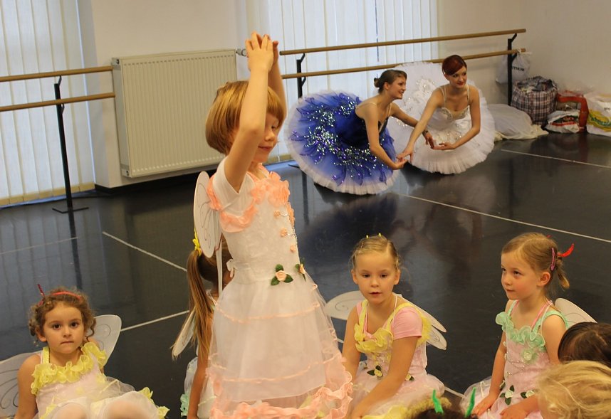 Die Eleven des Tanzstudios Radeva &uuml;ben die "Schneek&ouml;nigin" ein