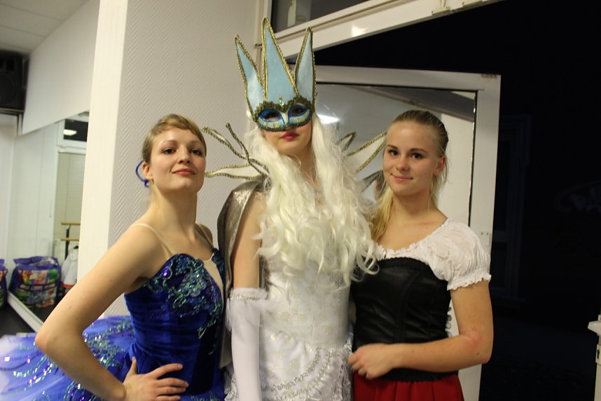 Die Eleven des Tanzstudios Radeva &uuml;ben die "Schneek&ouml;nigin" ein