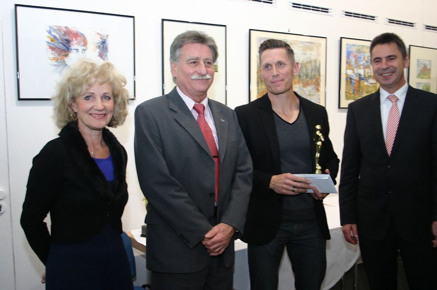 Leichtathlet Marco Bachmann wurde von Referatsleiter Sport im Gesundheitsministerium, Klaus Fiedler, einst selber ein herausragender H&uuml;rdensprinter, begl&uuml;ckw&uuml;nscht.