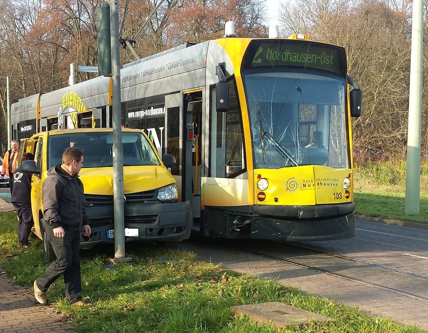 Postauto und Stra&szlig;enbahn stie&szlig;en in Nordhausen-Ost zusammen