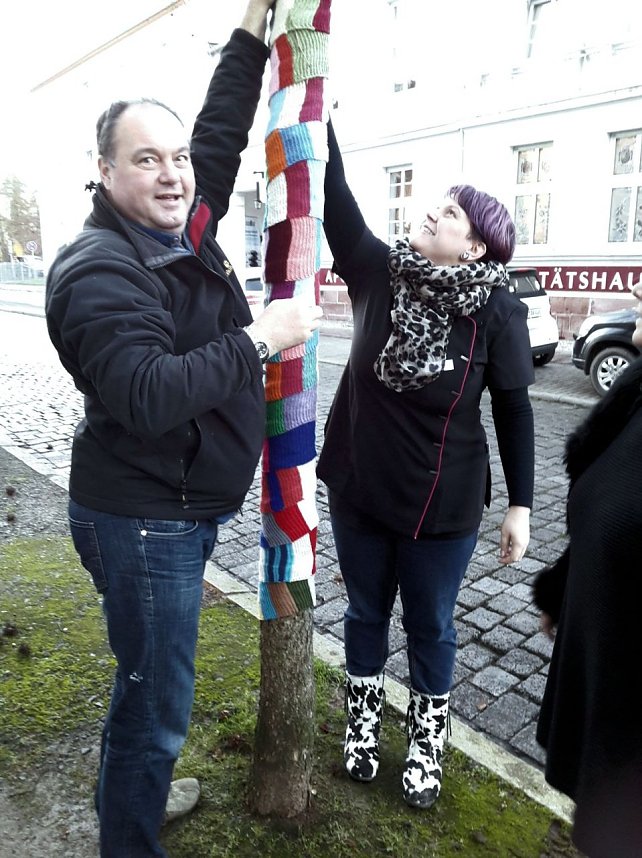 Die Apotheke am Theater versucht sich im "Urban Knitting" und packt ihre B&auml;ume warm ein