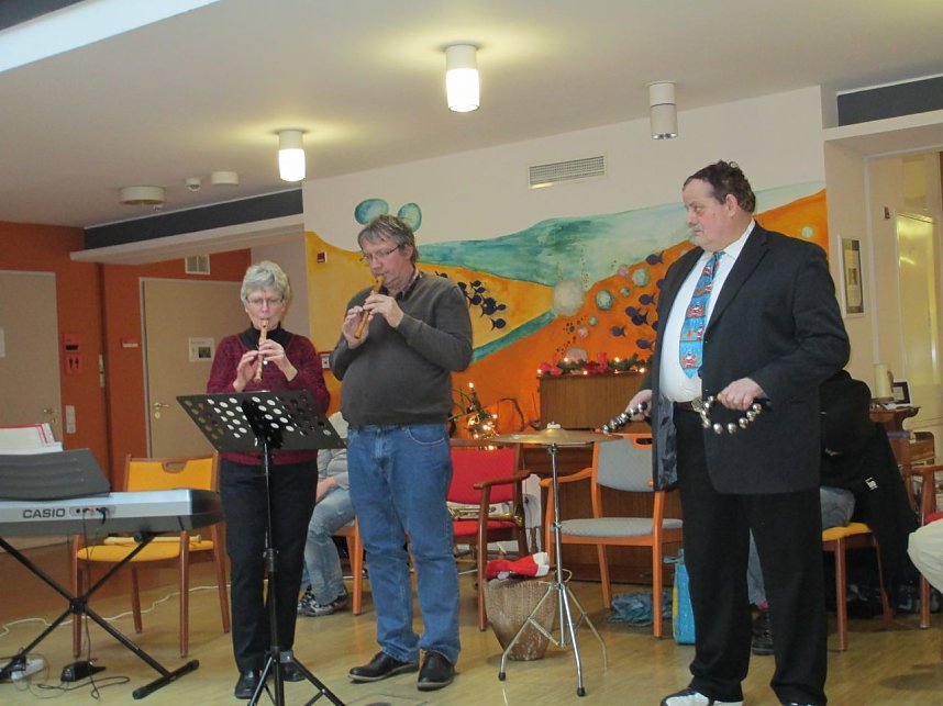 Auftritt im St. Jakob Haus - die Musikp&auml;dagogin Christel Laudel spielte mit ihrer Instrumentalgruppe f&uuml;r die Senioren