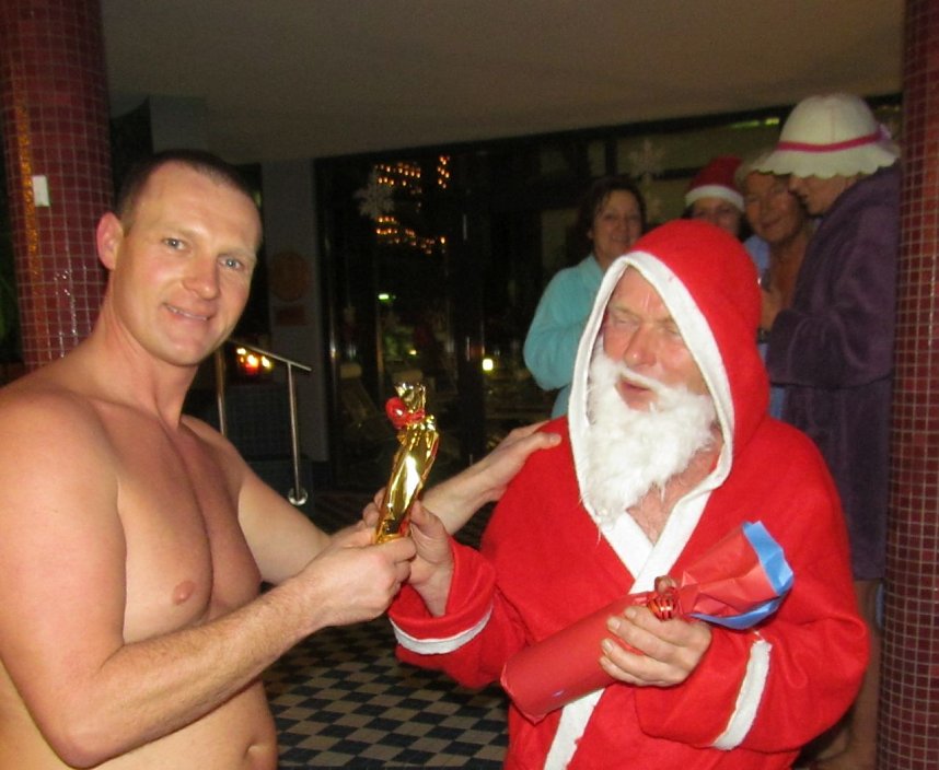 Der Weihnachtsmann zu Besuch in der Frauensauna des Nordh&auml;user Badehauses