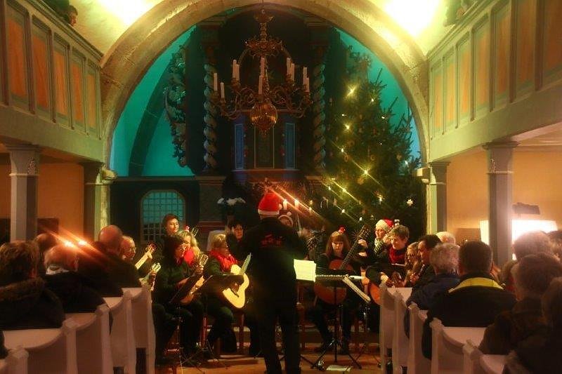 Weihnachtsmarkt in Obergebra bei Blitz und Donner