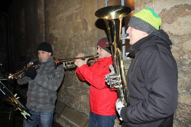 Weihnachtsmarkt in Obergebra bei Blitz und Donner