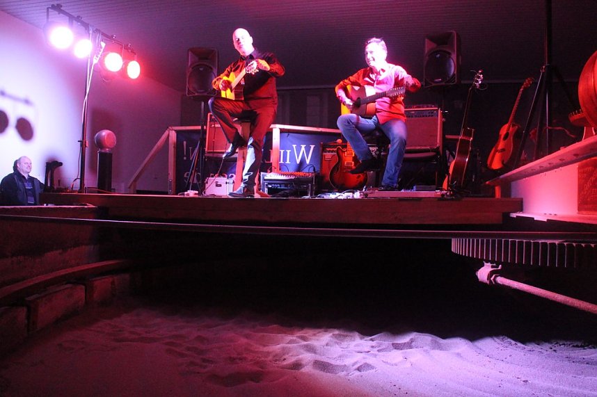 Das Dresdner Duo "Hands on Strings" er&ouml;ffnete heute die Nordh&auml;user Jazzsaison 2015