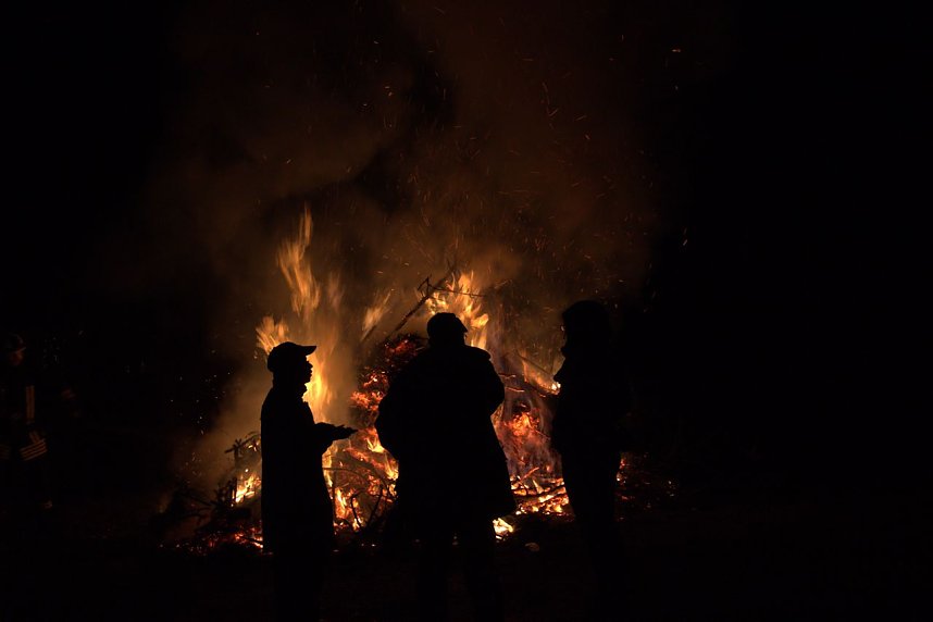 Heringen feierte ein feuriges "Knut" - Fest und entledigte sich seiner alten Weihnachtsb&auml;ume