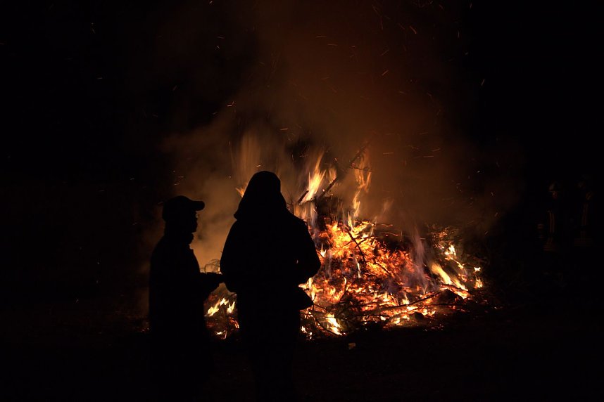 Heringen feierte ein feuriges "Knut" - Fest und entledigte sich seiner alten Weihnachtsb&auml;ume