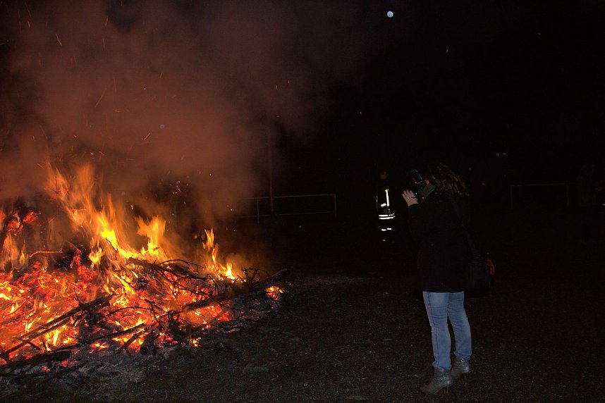 Heringen feierte ein feuriges "Knut" - Fest und entledigte sich seiner alten Weihnachtsb&auml;ume
