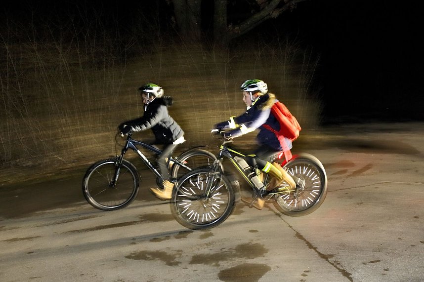 Sichtbarkeit im Stra&szlig;enverkehr: Durch so genannte "Clippies" werden Speichen und damit das ganze Fahrrad besser sichtbar.
