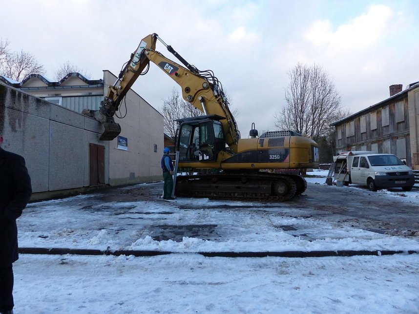 Anstich mit Bagger und Publikum