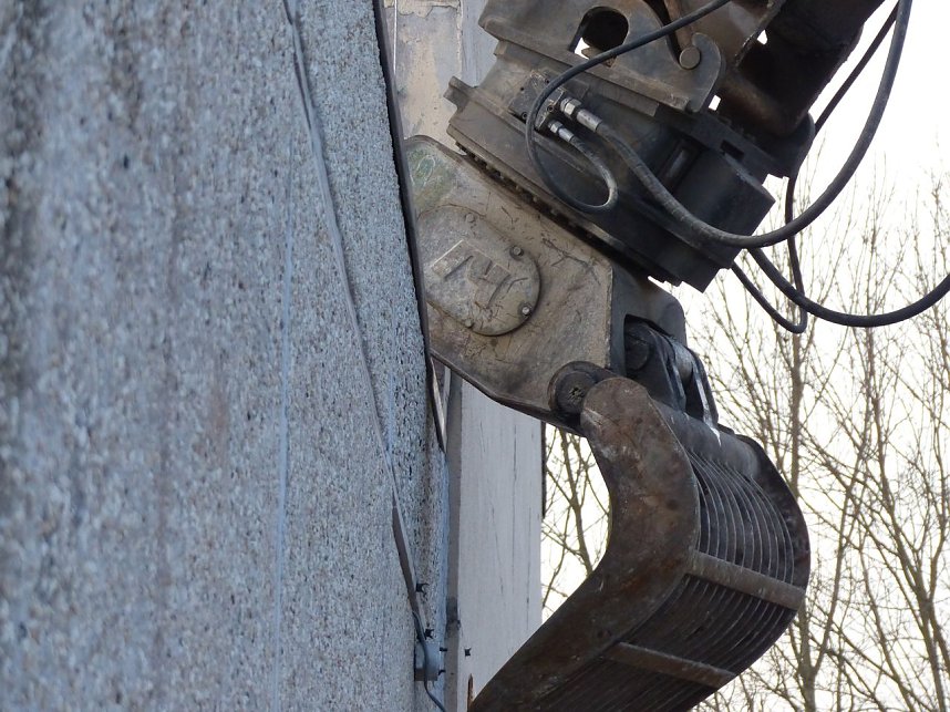 Anstich mit Bagger und Publikum