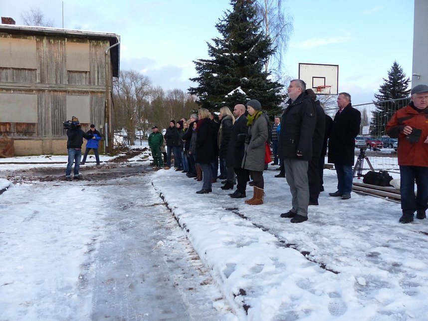 Anstich mit Bagger und Publikum