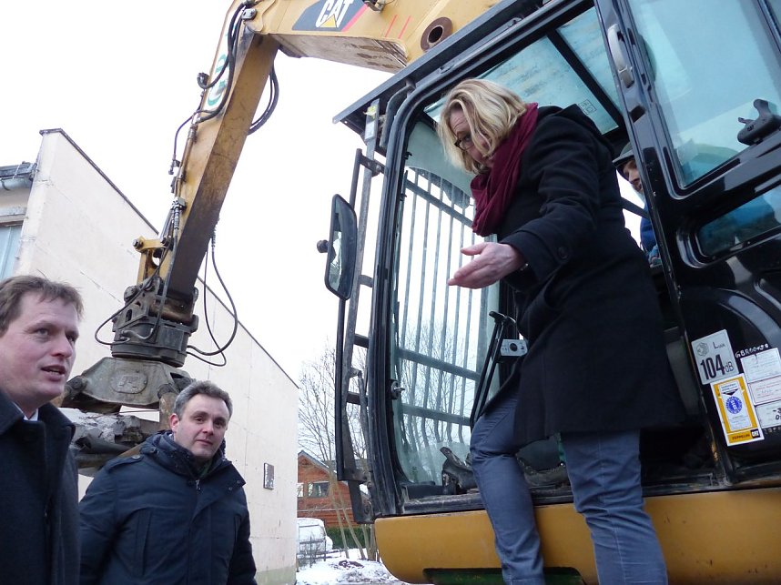 Anstich mit Bagger und Publikum