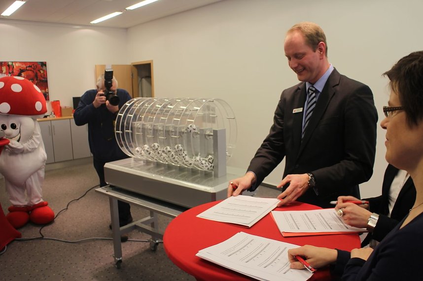 In der Kreissparkasse Nordhausen konnten sich heute 14 Vereine &uuml;ber finanzielle Unterst&uuml;tzung freuen