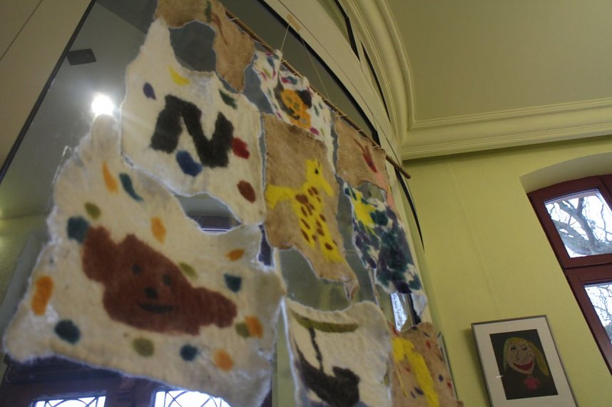 "Zitronenblau" - seit heute ist die neue Ausstellung der Jugendkunstschule Nordhausen im Landratsamt zu sehen