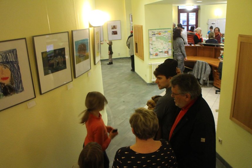 "Zitronenblau" - seit heute ist die neue Ausstellung der Jugendkunstschule Nordhausen im Landratsamt zu sehen