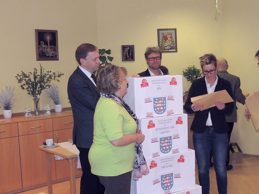 &Uuml;bergabe der Bauschutzbrillen an Abgeordneten des Landtages