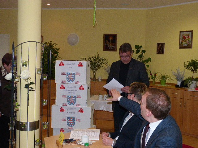 &Uuml;bergabe der Bauschutzbrillen an Abgeordneten des Landtages