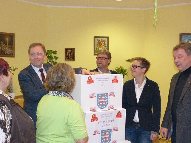 &Uuml;bergabe der Bauschutzbrillen an Abgeordneten des Landtages