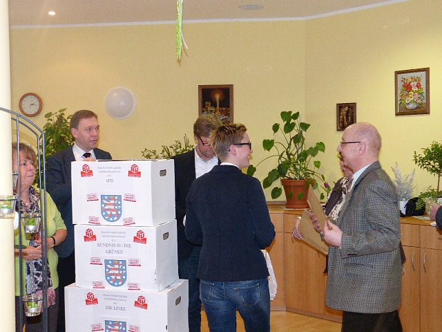 &Uuml;bergabe der Bauschutzbrillen an Abgeordneten des Landtages