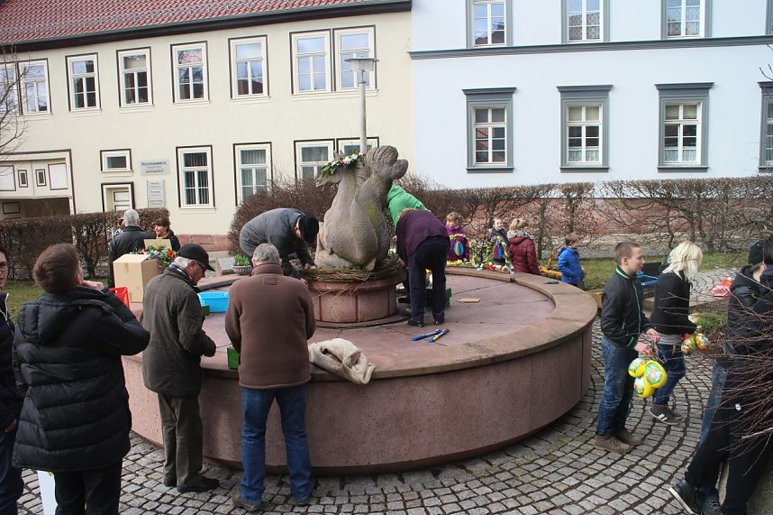 Der erste Brunnen ist geschm&uuml;ckt - das Nordh&auml;user Meerpferdchen verzierten die Sch&uuml;lerinnen und Sch&uuml;ler des F&ouml;rderzentrums Pestalozzi