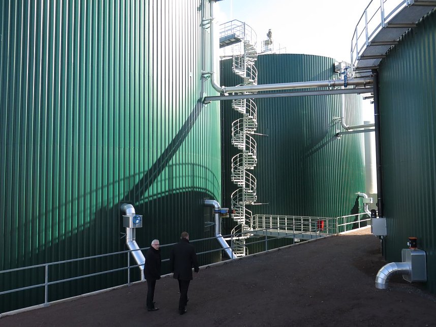 Besuch der Anlage: Links die beiden Fermenter, rechts ein G&auml;rrestebeh&auml;lter