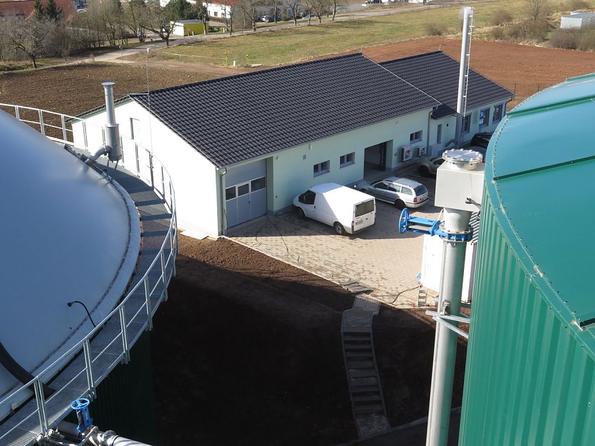 Besuch der Anlage: Blick auf das Technikgeb&auml;ude