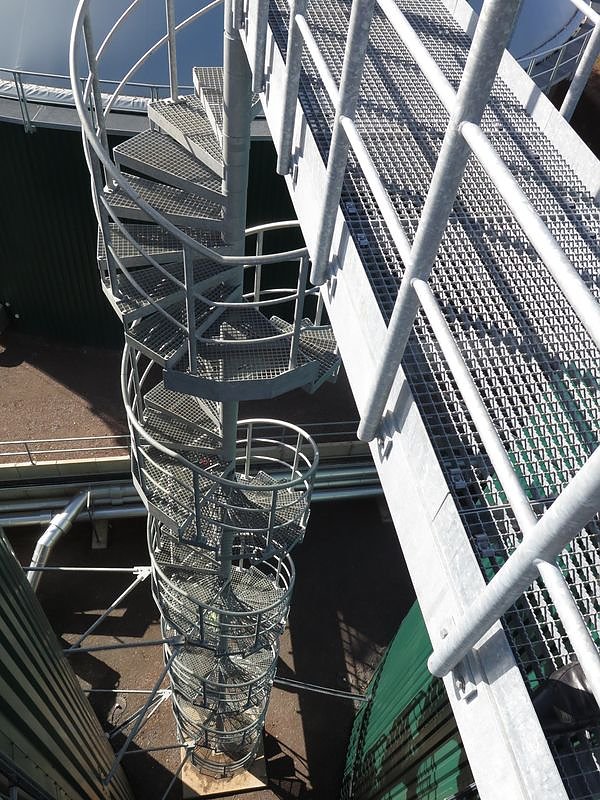 Wendeltreppe zwischen den Fermentern