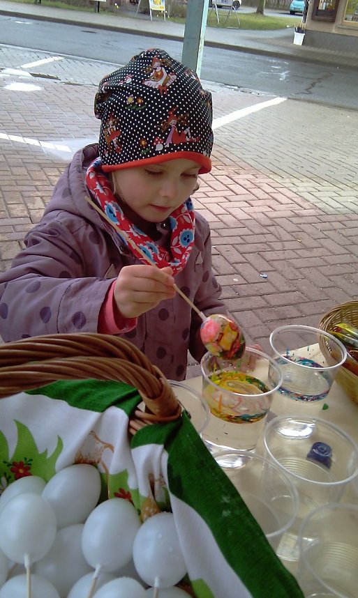 Eier marmorieren f&uuml;r einen guten Zweck - in Ilfeld trotzte man gestern Wind und Wetter