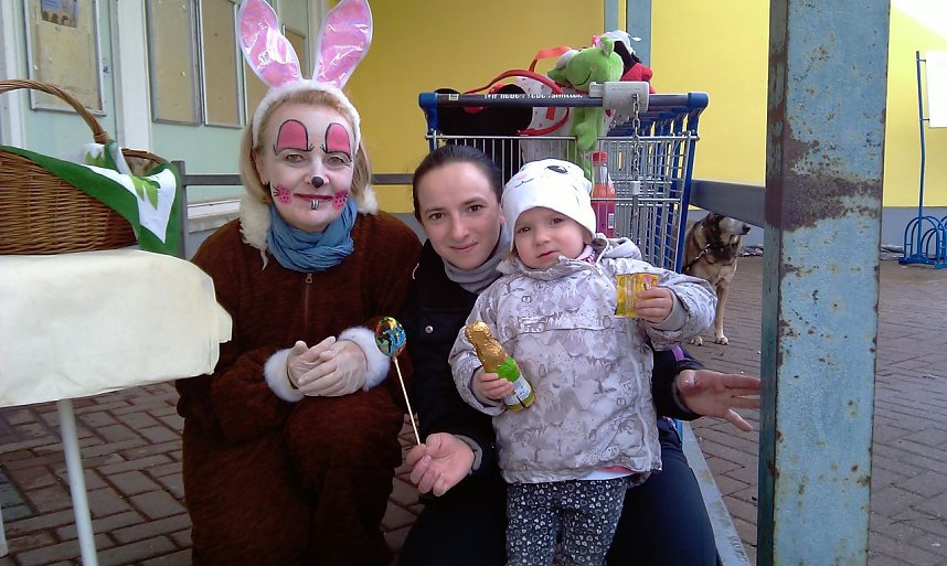 Eier marmorieren f&uuml;r einen guten Zweck - in Ilfeld trotzte man gestern Wind und Wetter